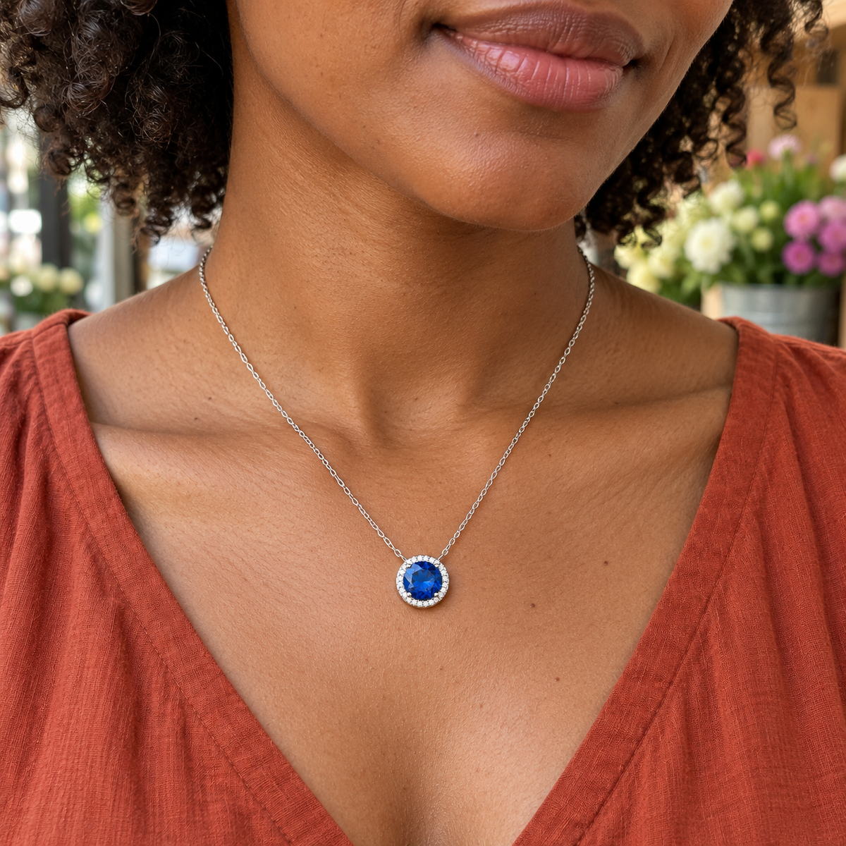 Collier Argent 925 Rhodié — Halo Bleu Profond — porté en lumière naturelle