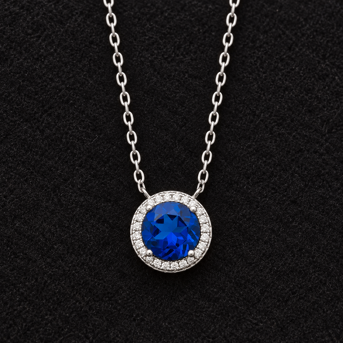 Collier Argent 925 Rhodié — Halo Bleu Profond — vue sur feutrine noire