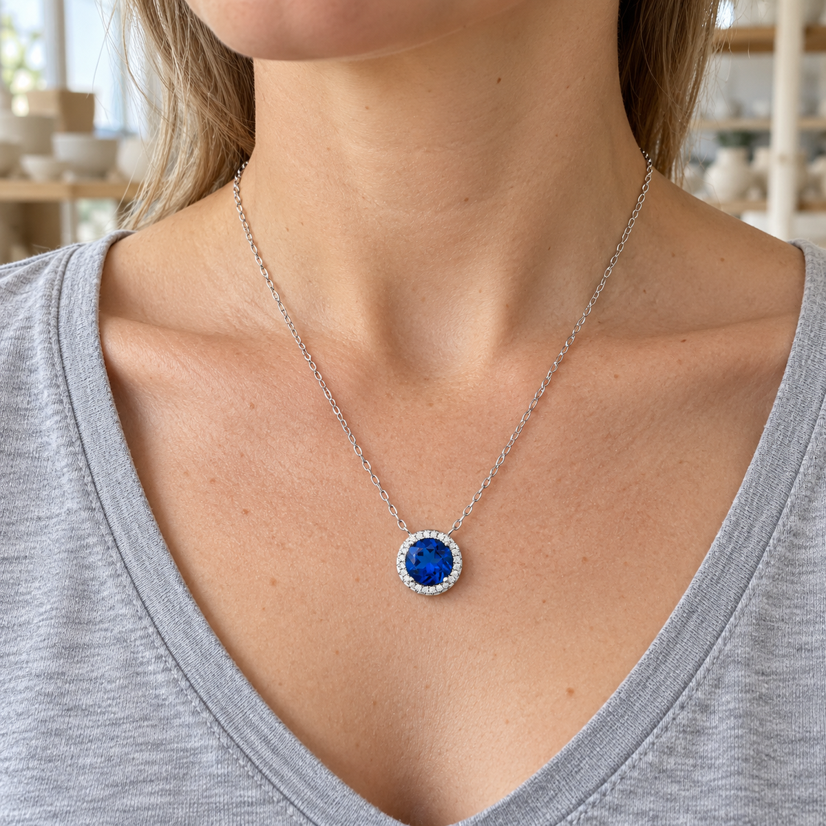 Collier Argent 925 Rhodié — Halo Bleu Profond — porté avec une tenue claire