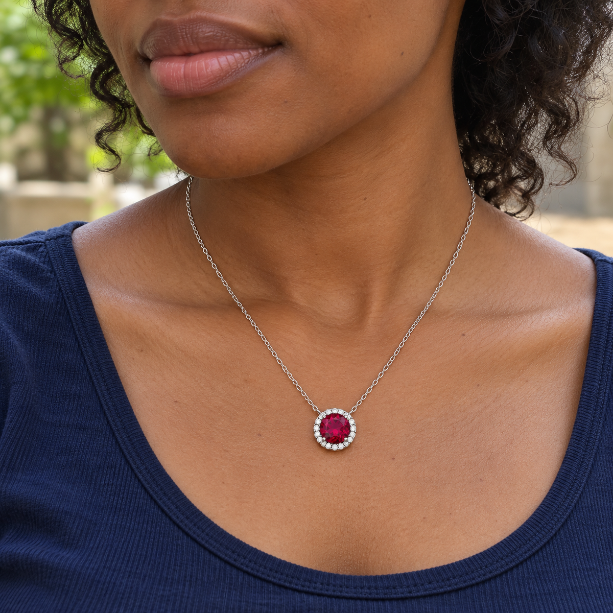 Collier Argent 925 Rhodié — Halo Rouge — porté en lumière naturelle