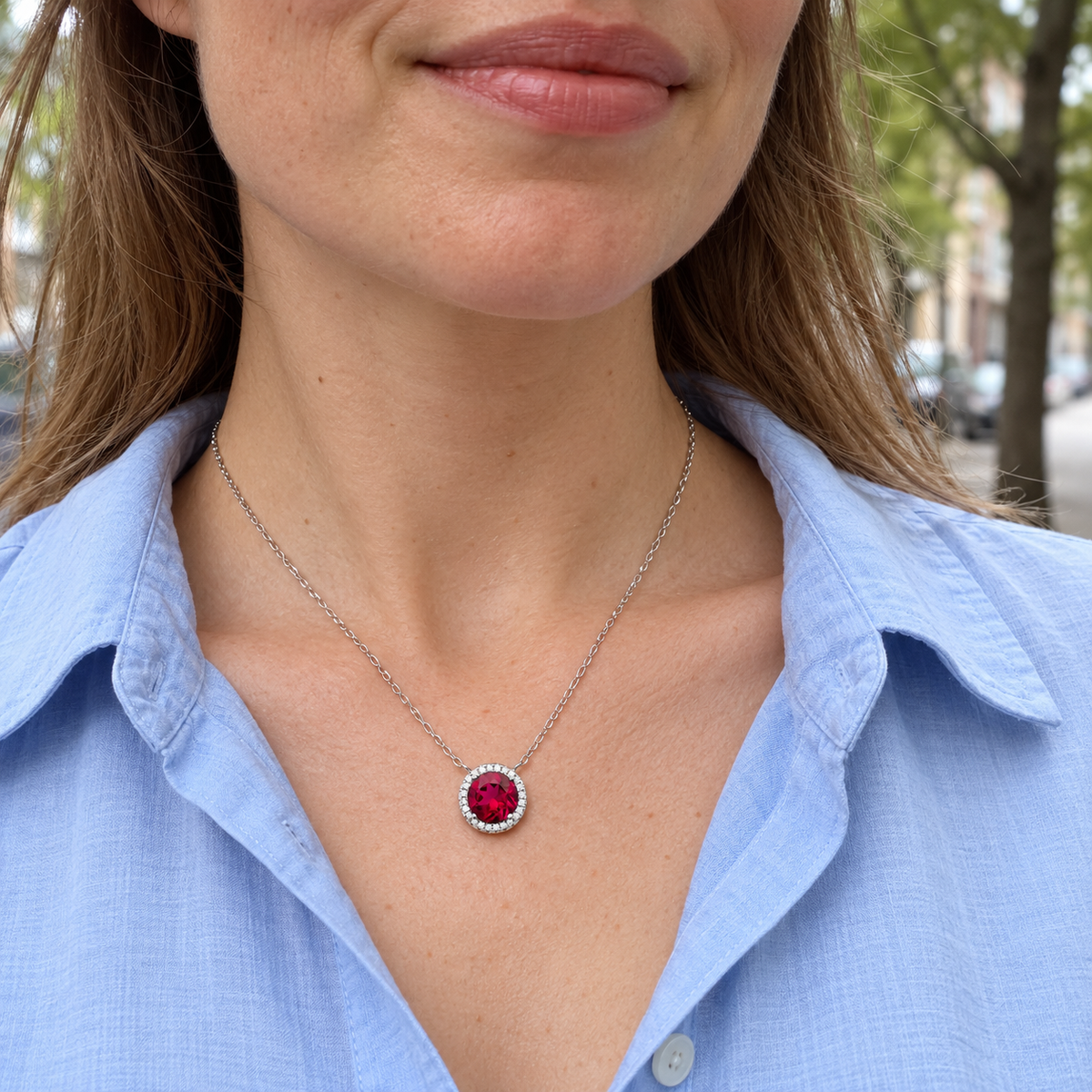 Collier Argent 925 Rhodié — Halo Rouge — porté avec une tenue claire
