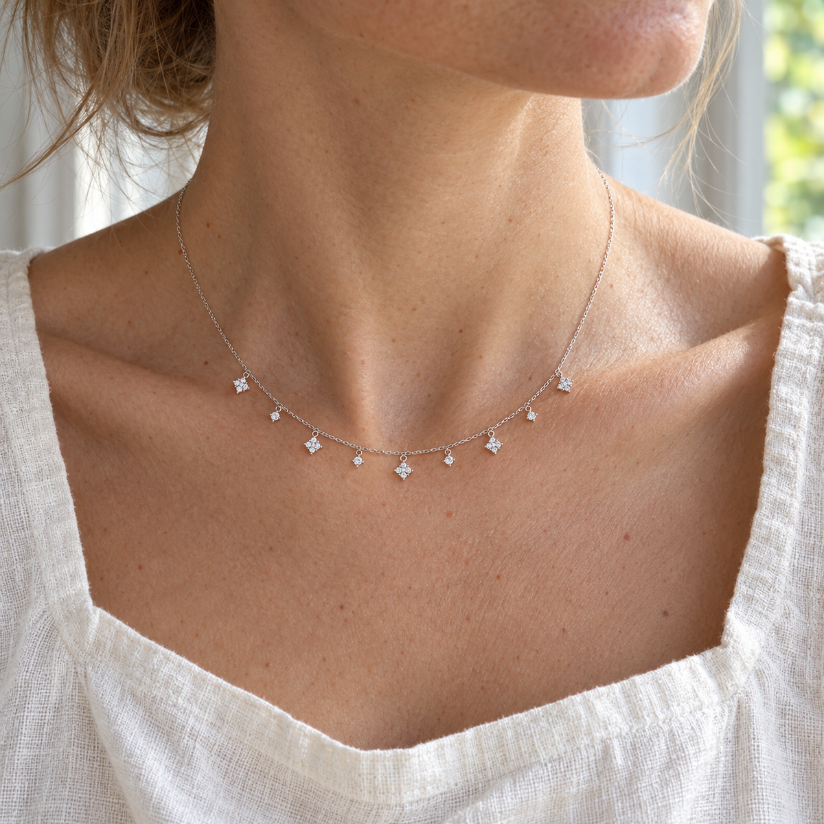 Collier Argent 925 Rhodié — Pampilles Scintillantes — porté avec une tenue claire