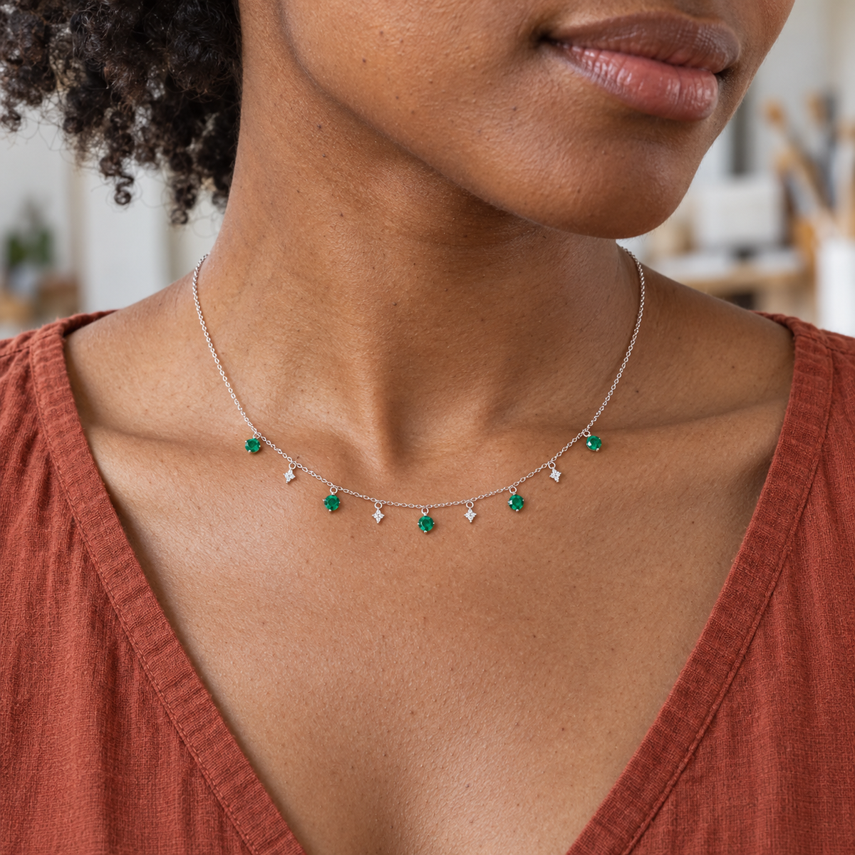 Collier Argent 925 Rhodié — Pampilles Vertes et Zirconiums — porté en lumière naturelle