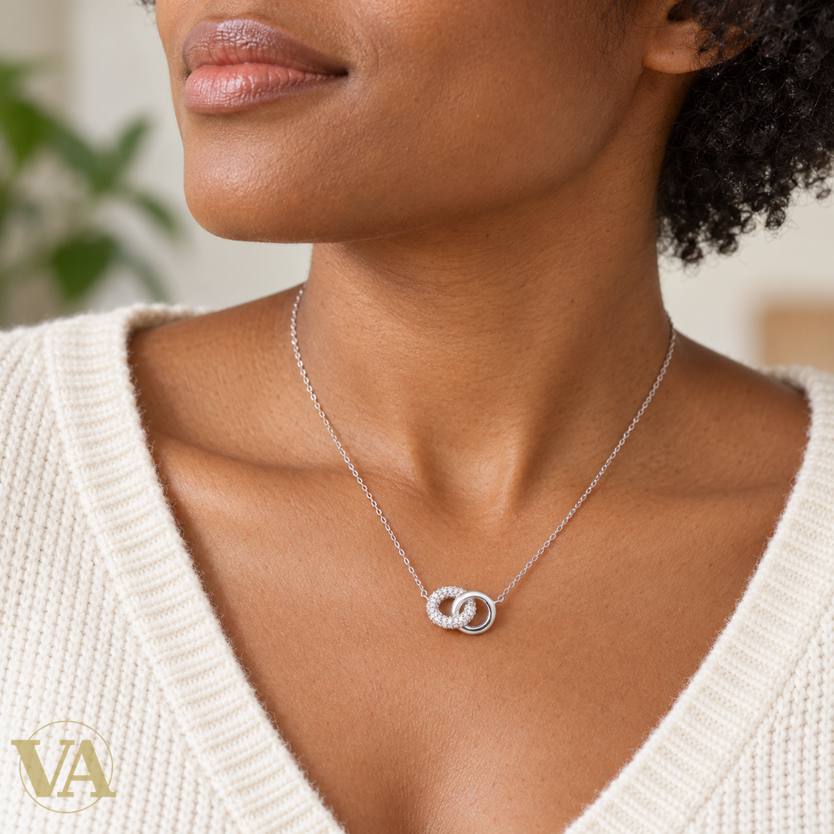 Collier anneaux entrelacés en argent 925 et oxydes de zirconium — porté, vue 1