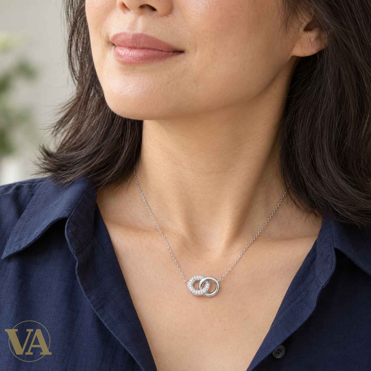 Collier anneaux entrelacés en argent 925 et oxydes de zirconium — porté, vue 2