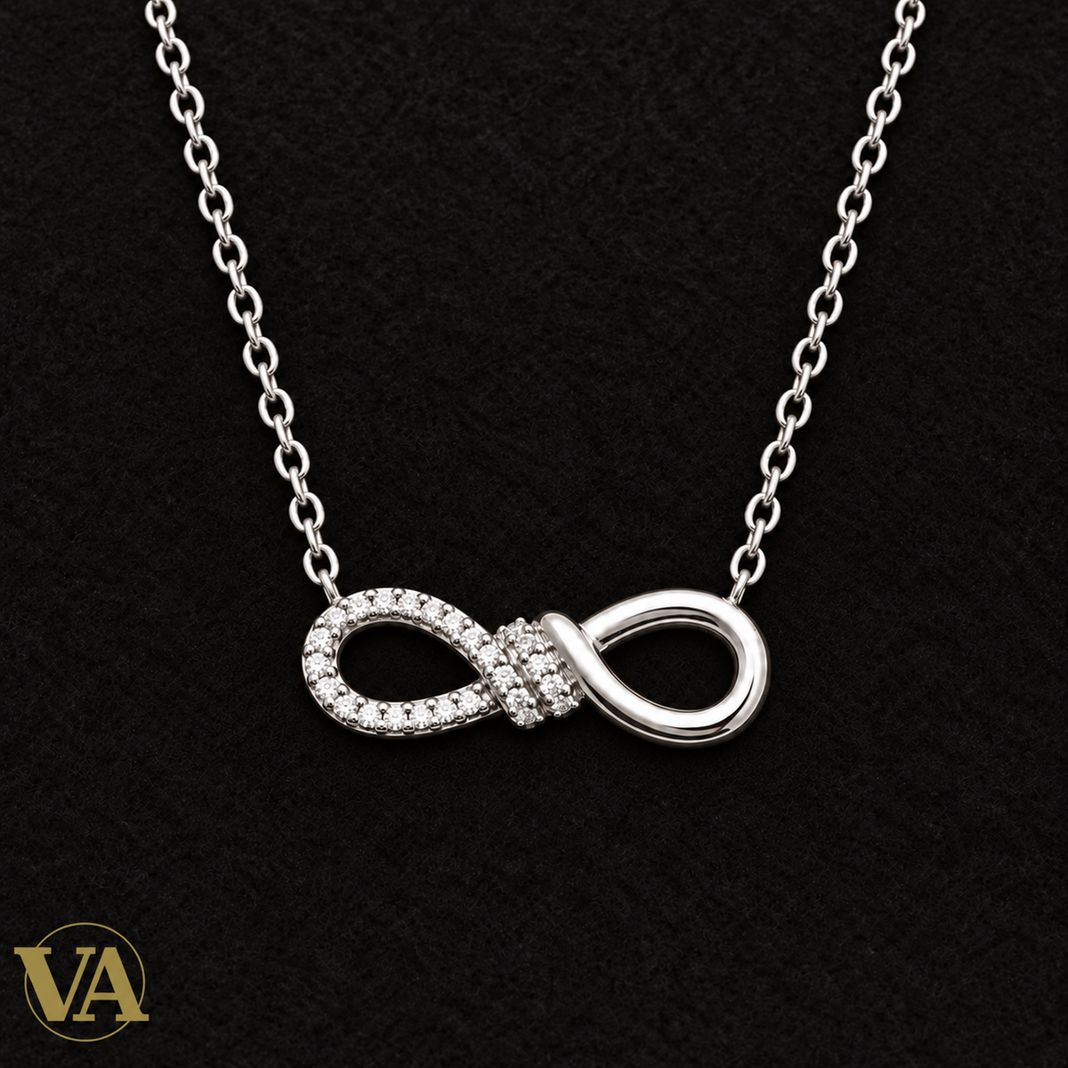 Collier infini serti en argent 925 rhodié sur feutrine noire