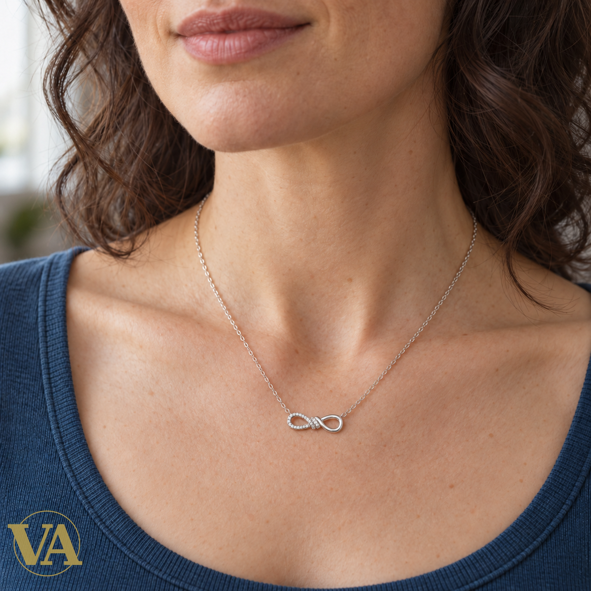 Collier infini serti en argent 925 rhodié porté — vue 1