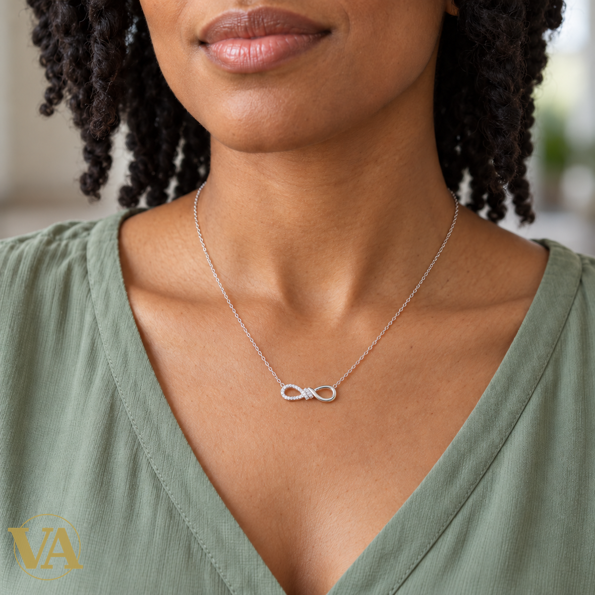 Collier infini serti en argent 925 rhodié porté — vue 2