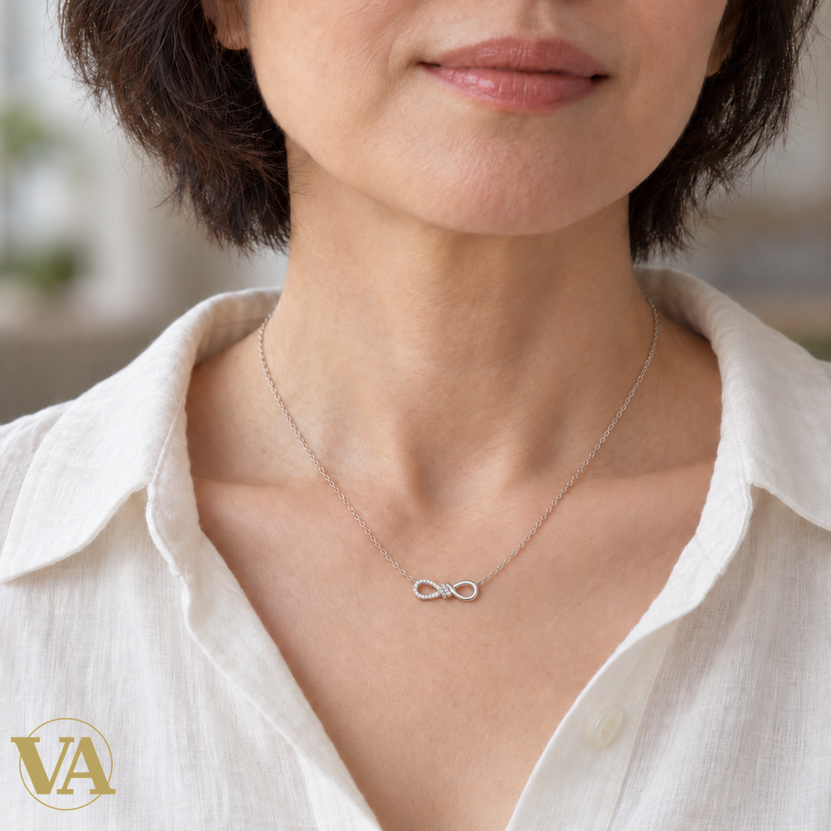 Collier infini serti en argent 925 rhodié porté — vue 3
