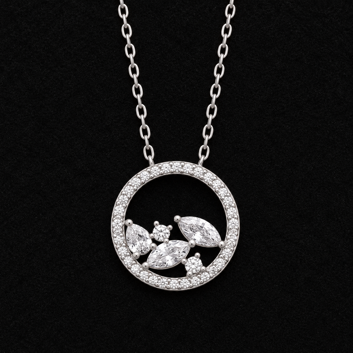 Collier Argent 925 Rhodié — Cercle et Éclats Marquise — vue sur feutrine noire