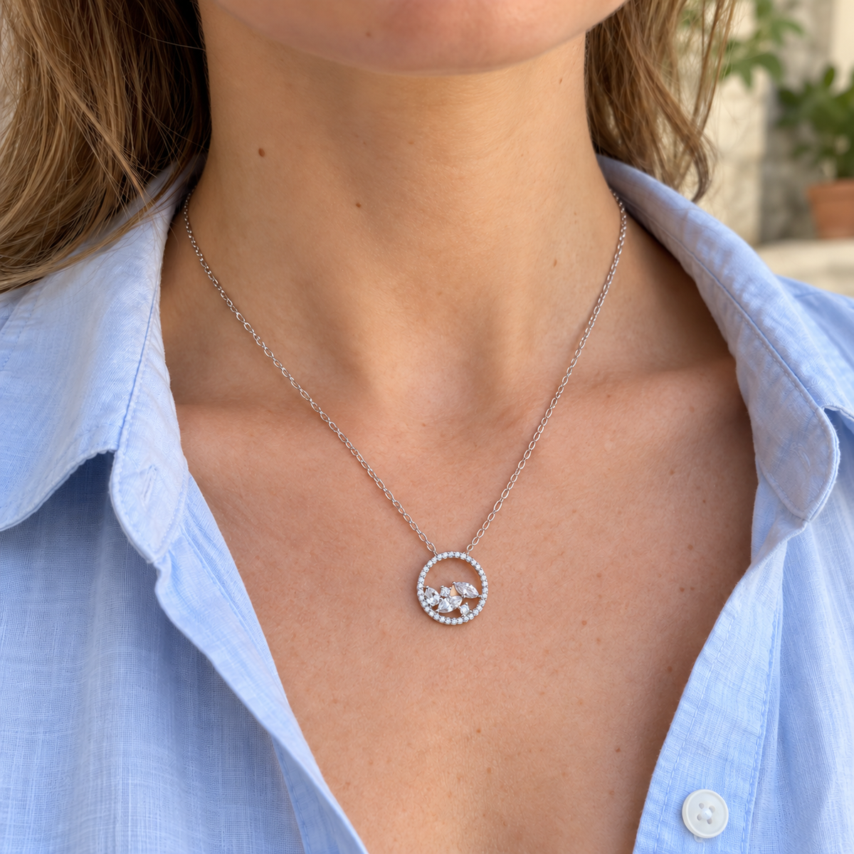Collier Argent 925 Rhodié — Cercle et Éclats Marquise — porté avec une tenue claire