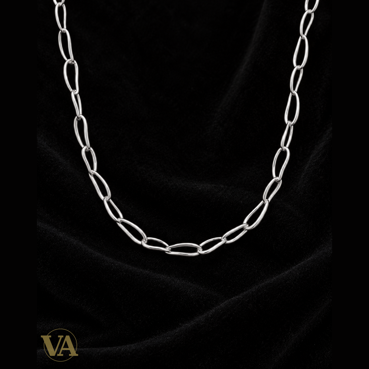 Collier femme argent 925 rhodié à maillons ovales allongés, vue studio sur fond noir