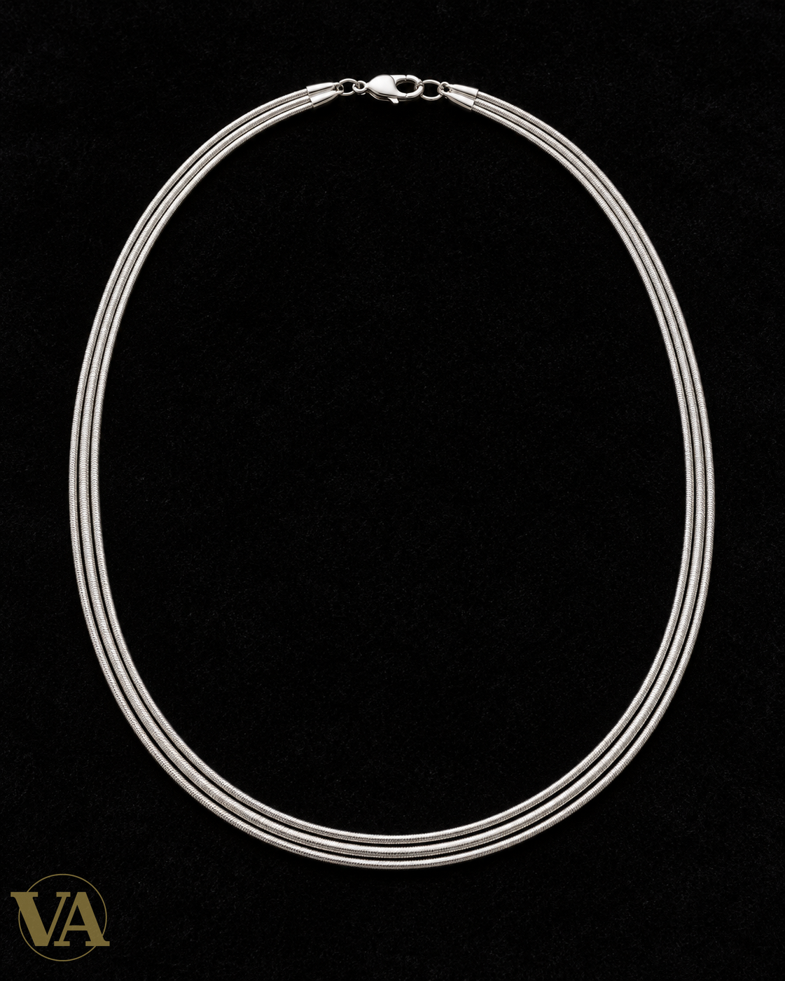 Collier femme argent 925 rhodié à trois rangs de maille serpent, vue studio