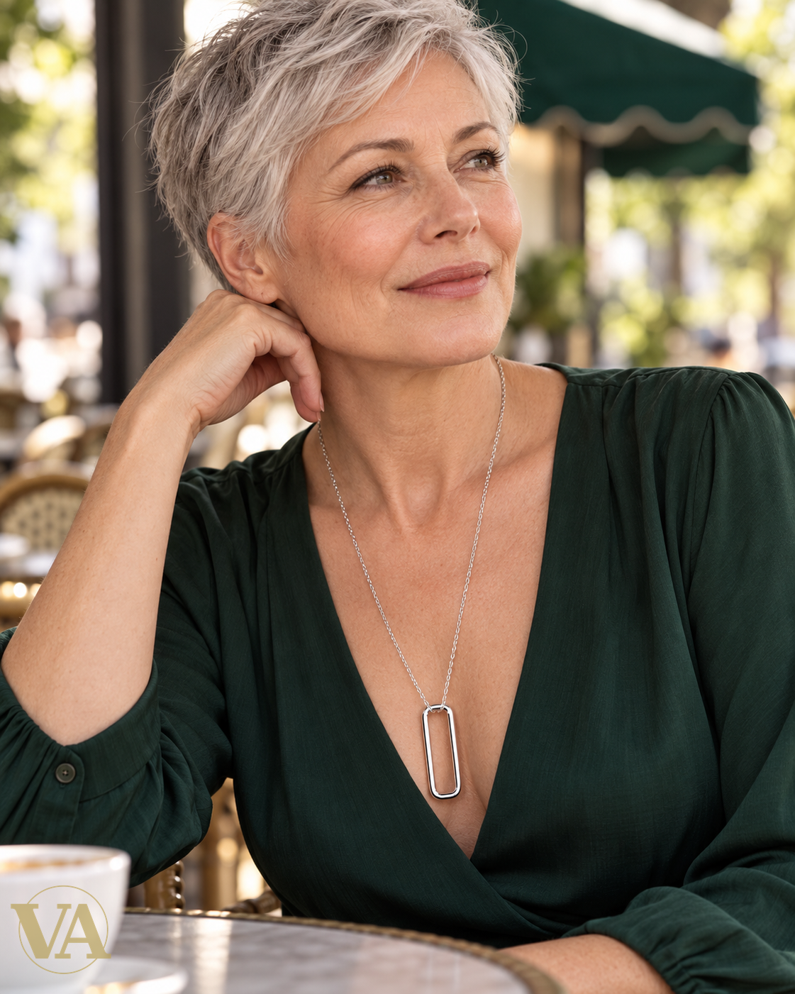 Collier Davis en argent 925 porté, portrait en terrasse