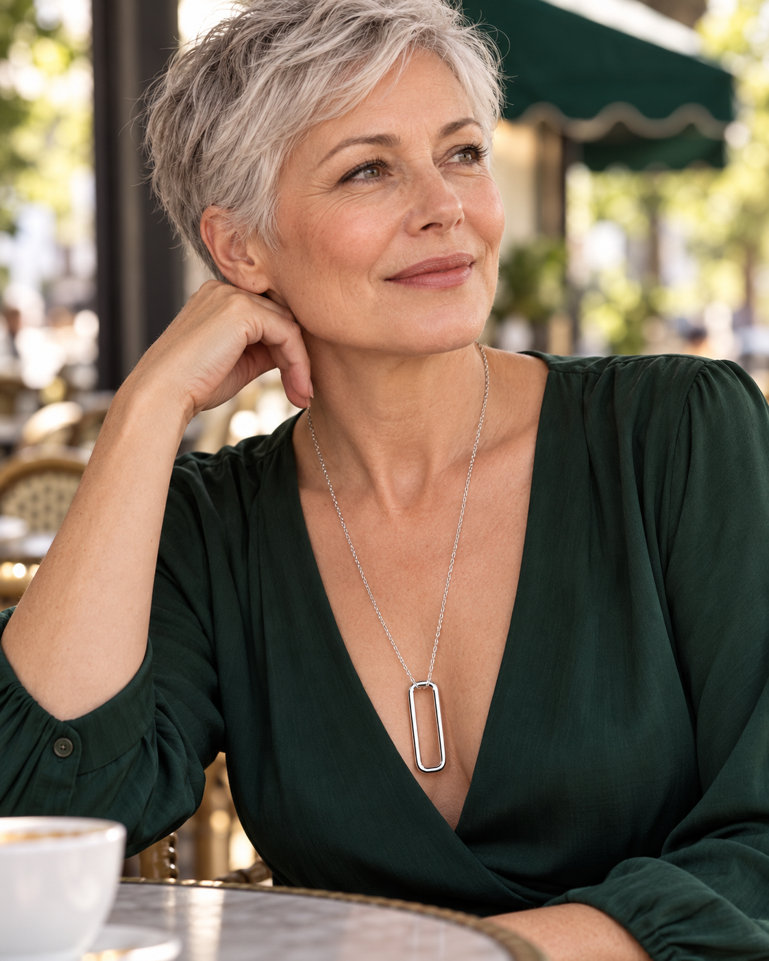 Collier Davis en argent 925 porté, portrait en terrasse