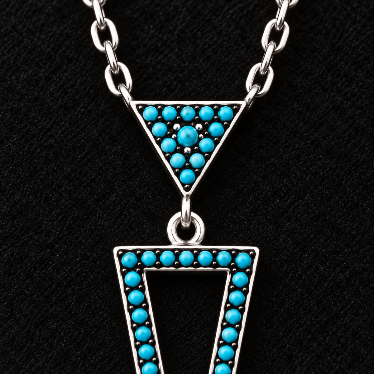 Collier Double Triangle Bleu-Vert — détail du triangle supérieur et de l’assemblage