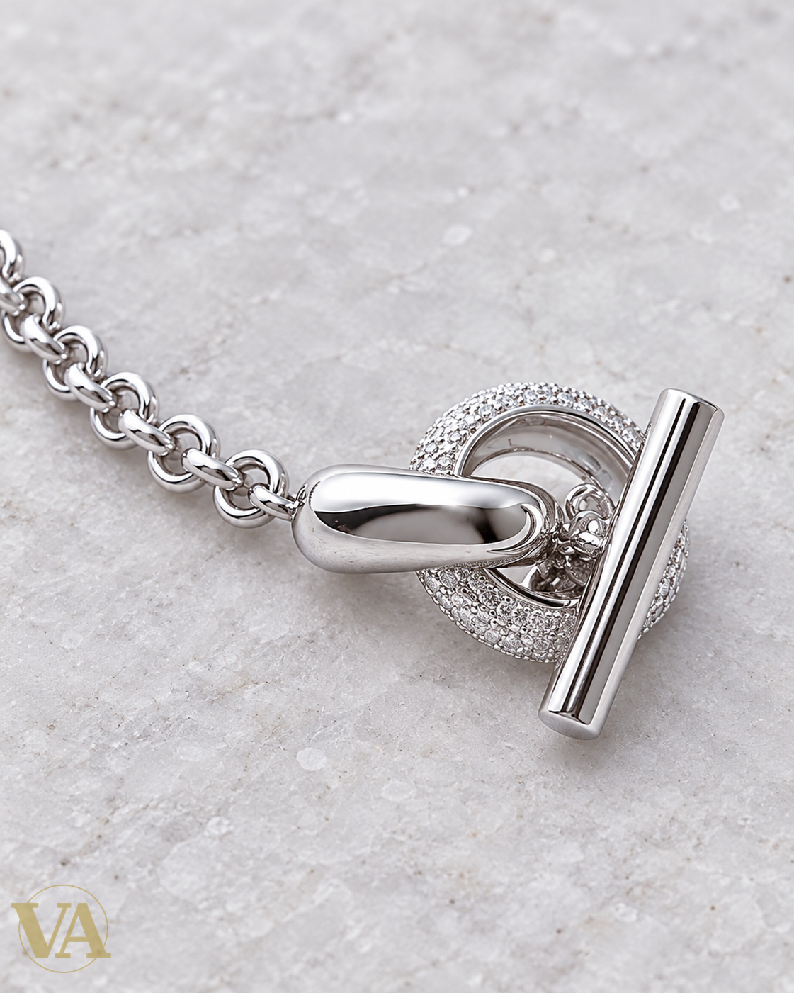 Détail du fermoir en T et des oxydes de zirconium du collier argent 925