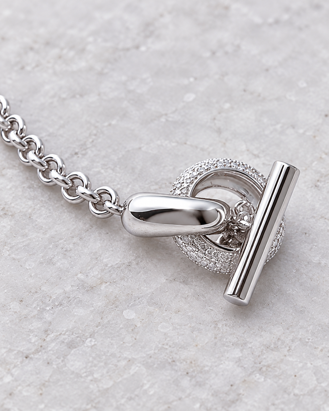 Détail du fermoir en T et des oxydes de zirconium du collier argent 925