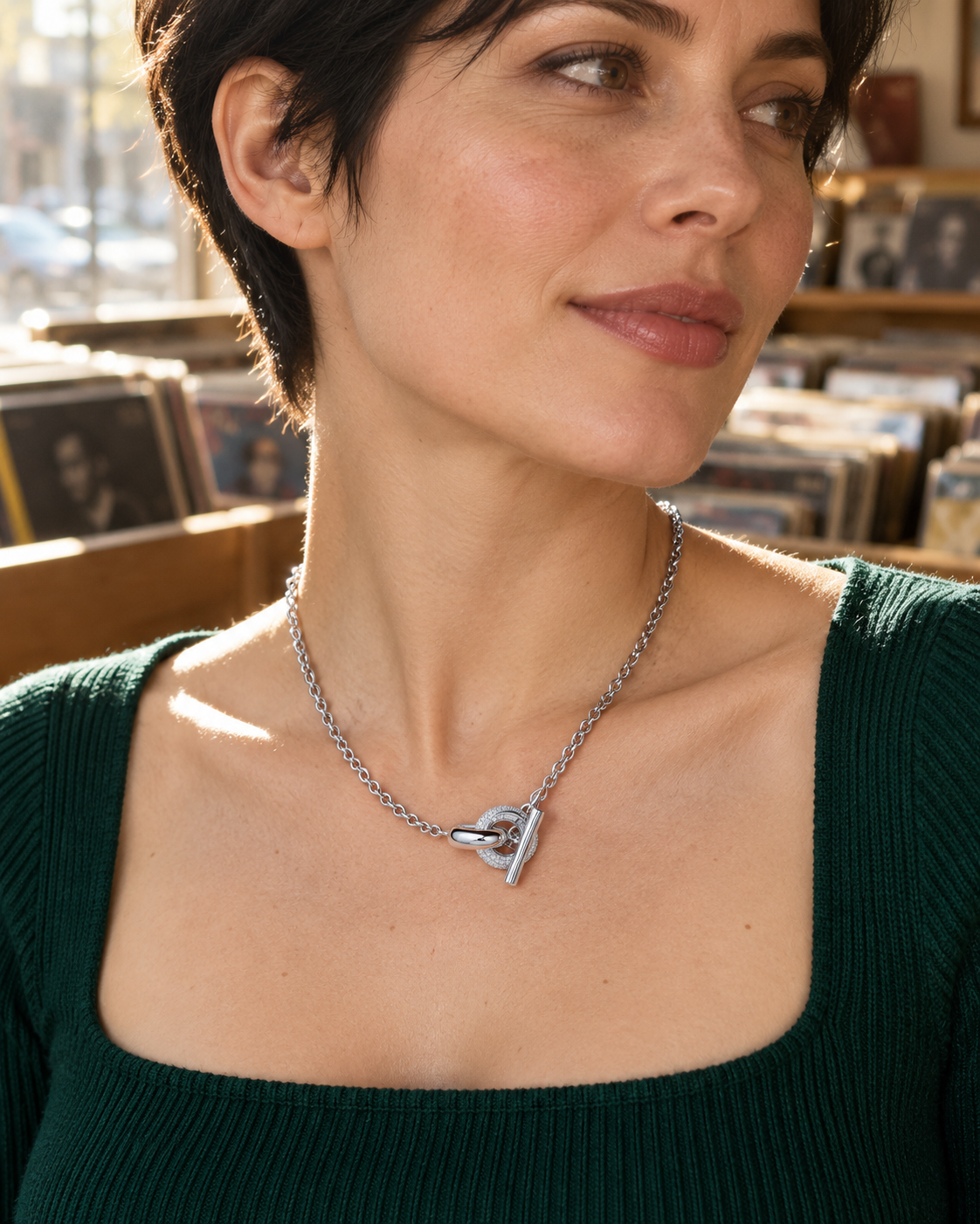 Collier en argent 925 à fermoir en T porté sur une encolure carrée