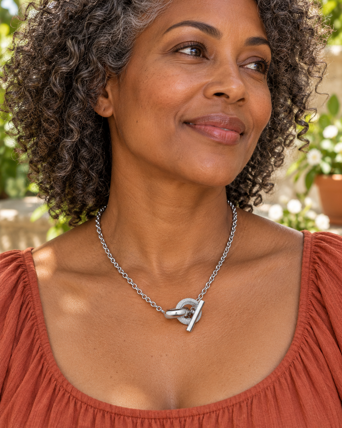 Collier en argent 925 à fermoir en T porté dans un jardin