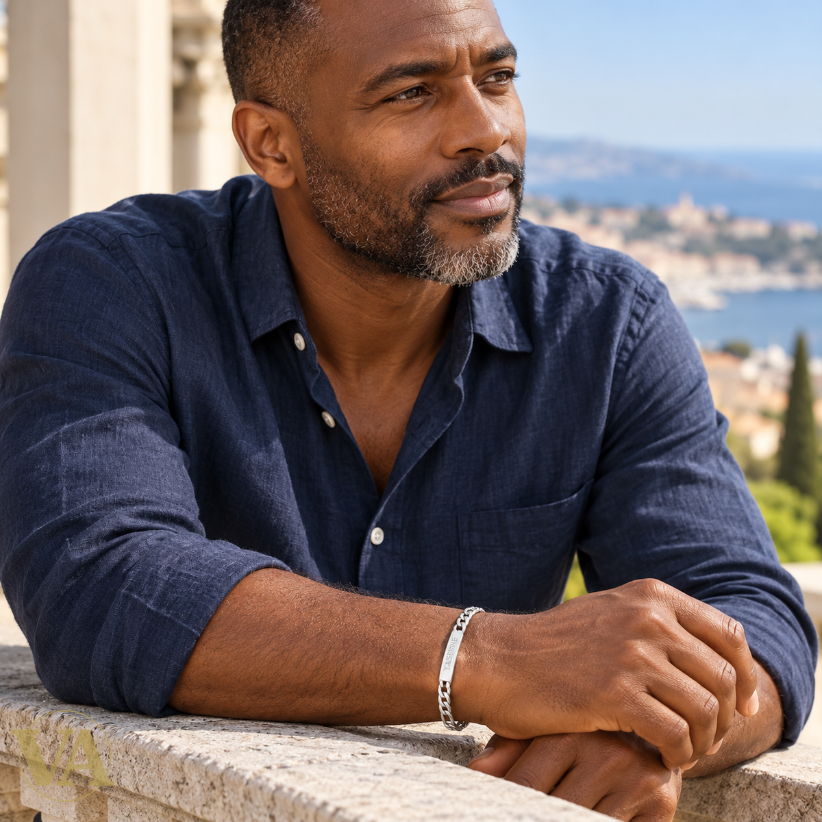 Gourmette homme argent 925 rhodié 21 cm — portrait avec bracelet porté, prénom d’exemple