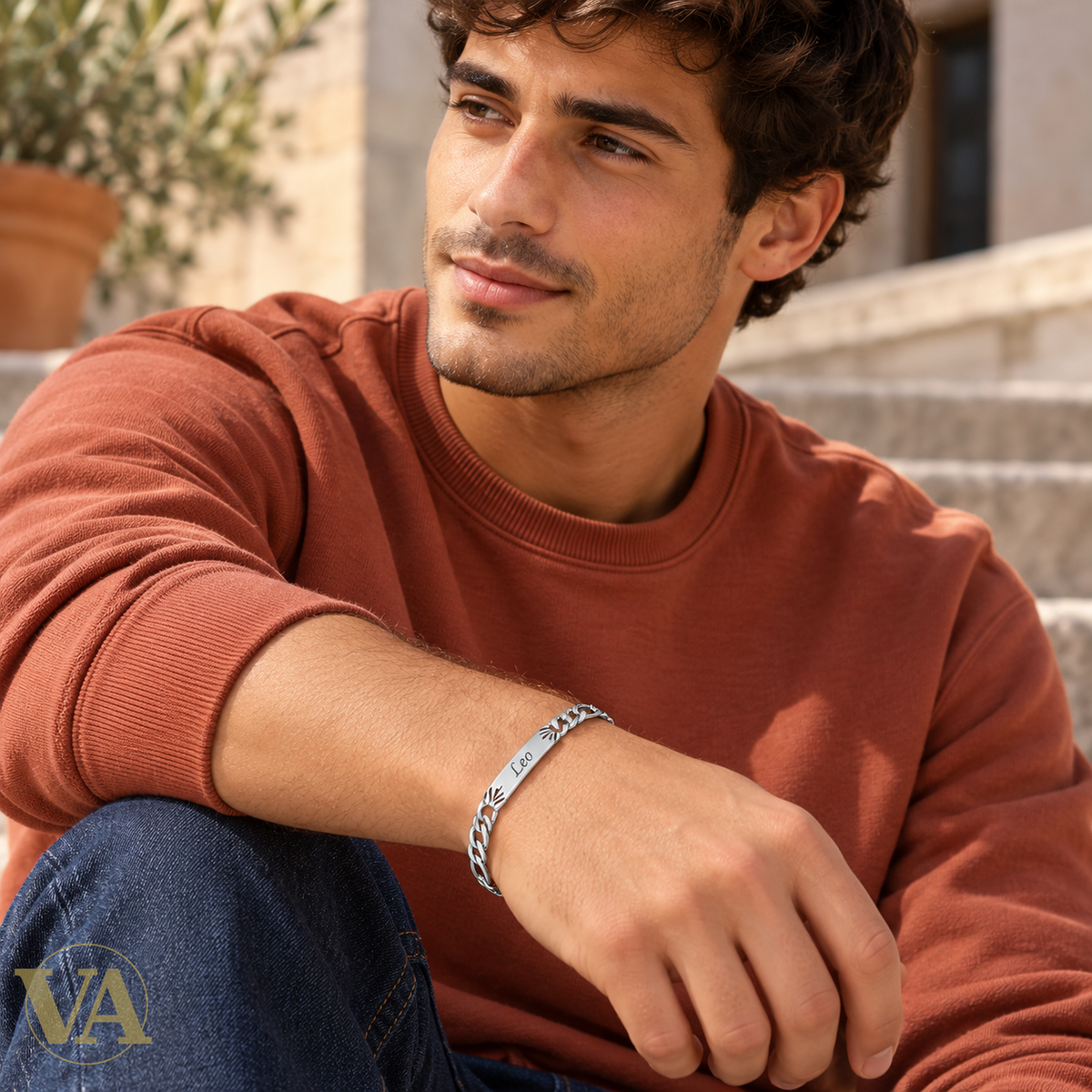 Gourmette argent 925 rhodié à plaque décorée — portrait avec bracelet porté, prénom d’exemple