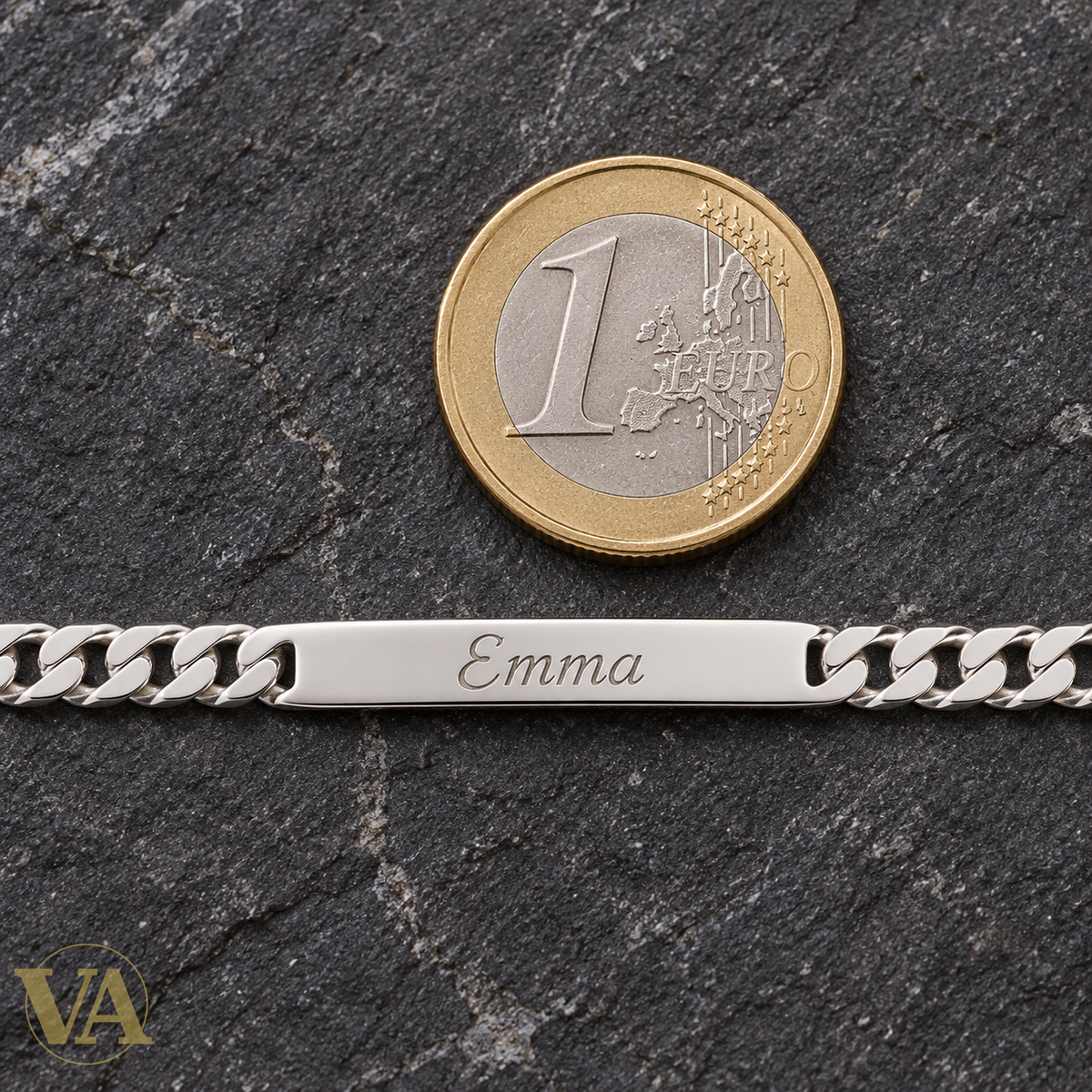 Détail de la plaque 30 × 5,2 mm et d’une pièce de 1 euro