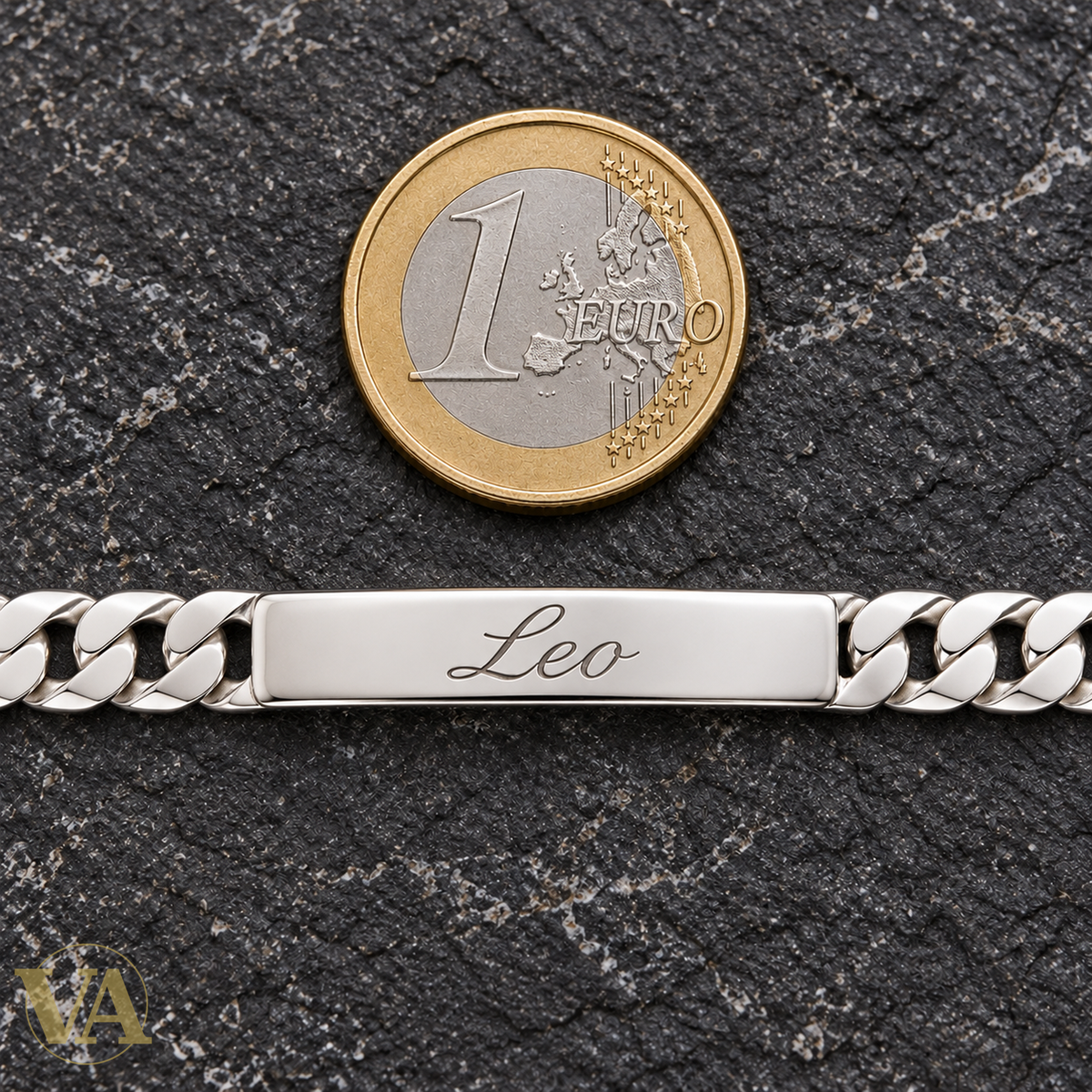 Détail de la plaque gravée à côté d’une pièce de 1 euro
