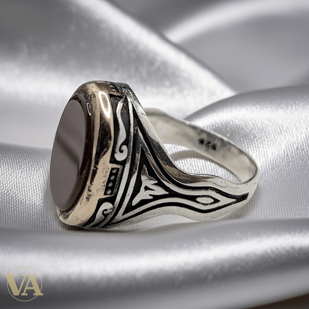 Chevalière Homme Argent 925 Cornaline Bordeaux Ovale Monture Dorée Motif Végétal - Argent 925 - Vindicta