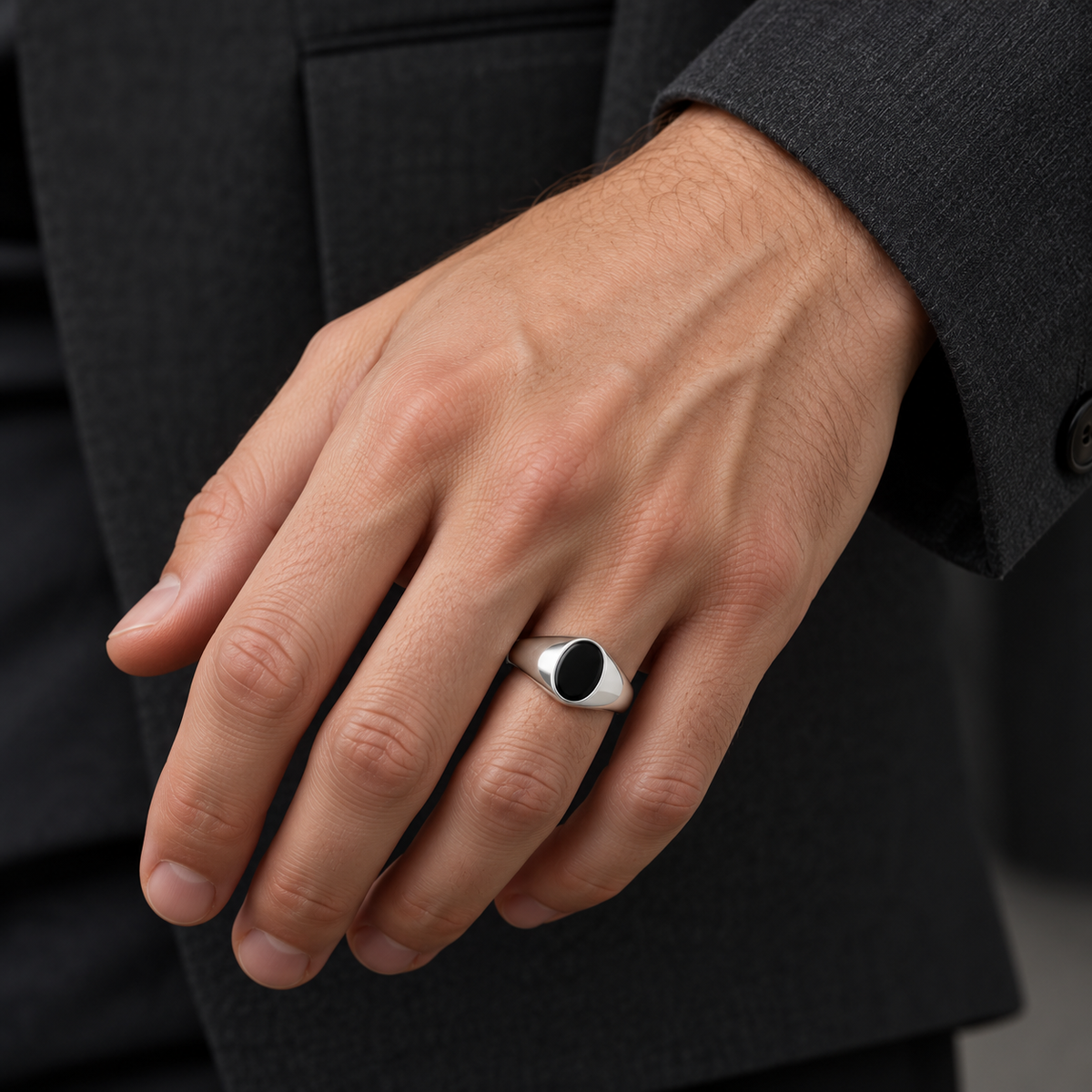 Chevalière homme argent 925 ovale noire — portée — Vindicta