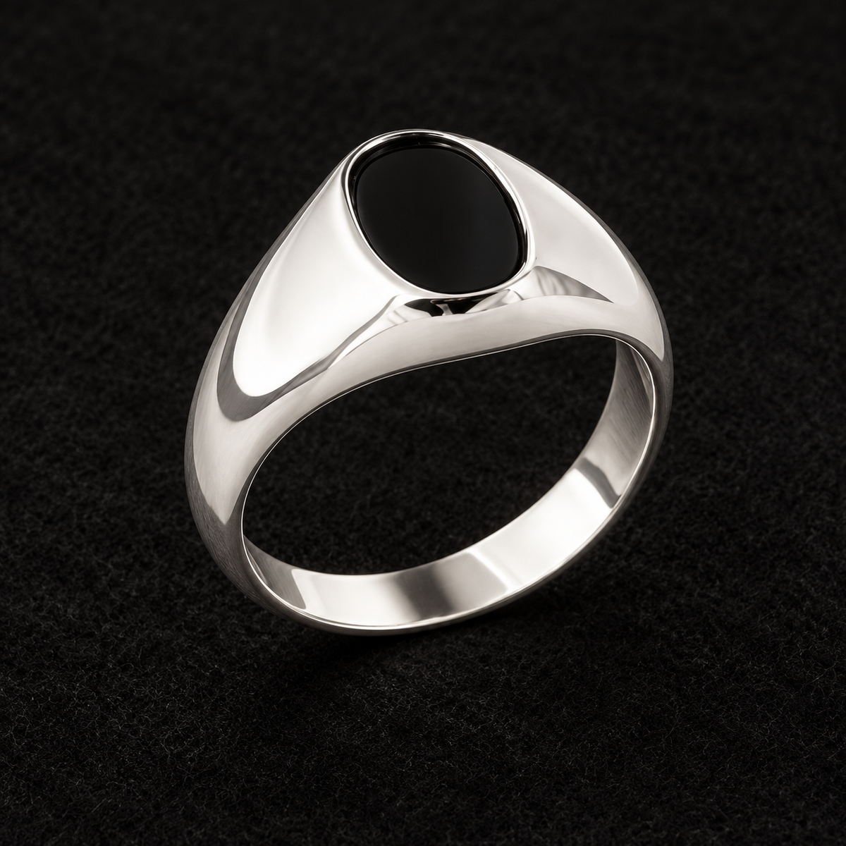 Chevalière homme argent 925 ovale noire — vue sur fond noir — Vindicta