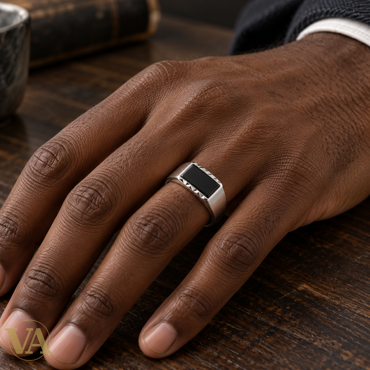 Chevalière Homme Argent 925 – Rectangle Noir et Frises Triangulaires — porté sur main foncée