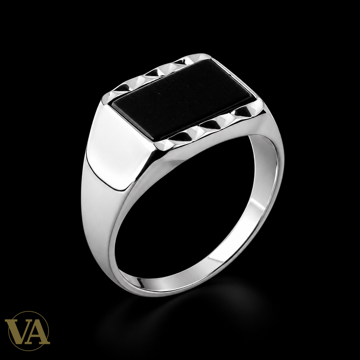 Chevalière Homme Argent 925 – Rectangle Noir et Frises Triangulaires — vue principale sur fond noir