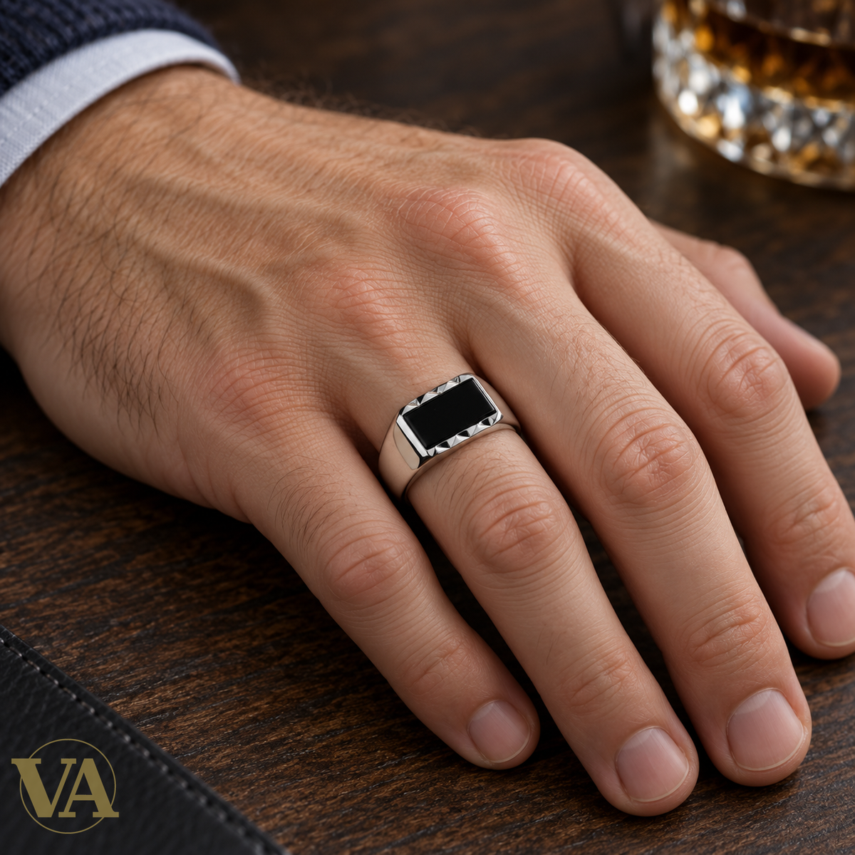 Chevalière Homme Argent 925 – Rectangle Noir et Frises Triangulaires — porté sur main claire
