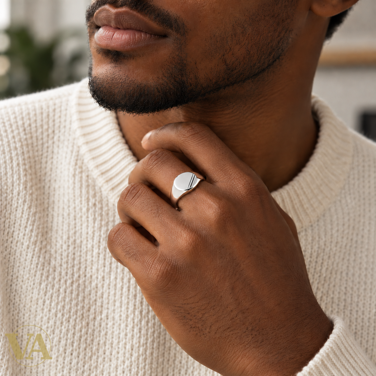 Chevalière homme argent 925 rhodié ovale et doubles rainures — porté lifestyle