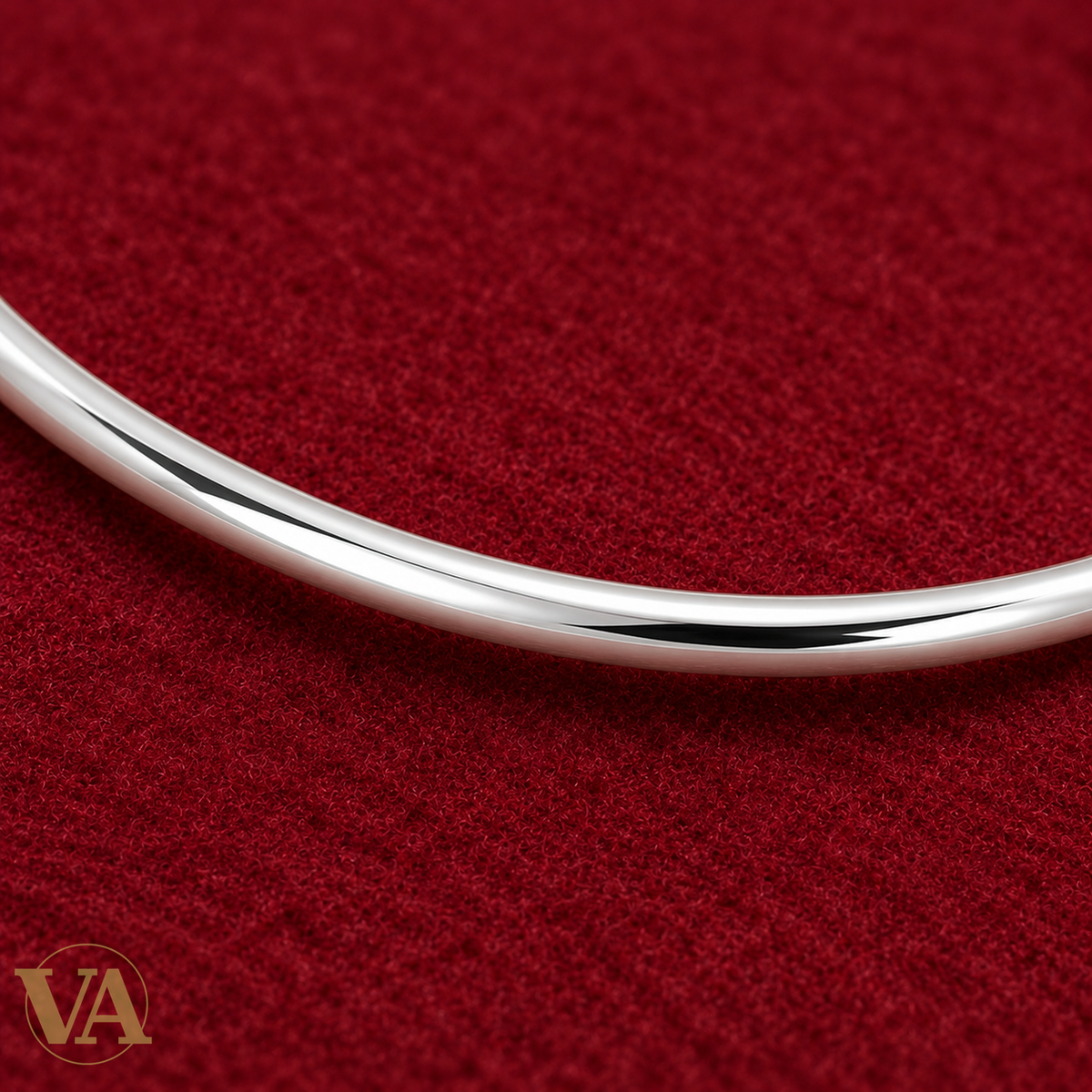 Bracelet jonc fin poli en argent 925 rhodié — zoom de détail sur feutre bordeaux