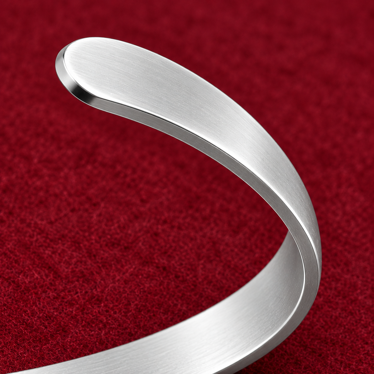 Bracelet jonc ouvert à ruban poli en argent 925 rhodié — zoom de détail sur feutre bordeaux