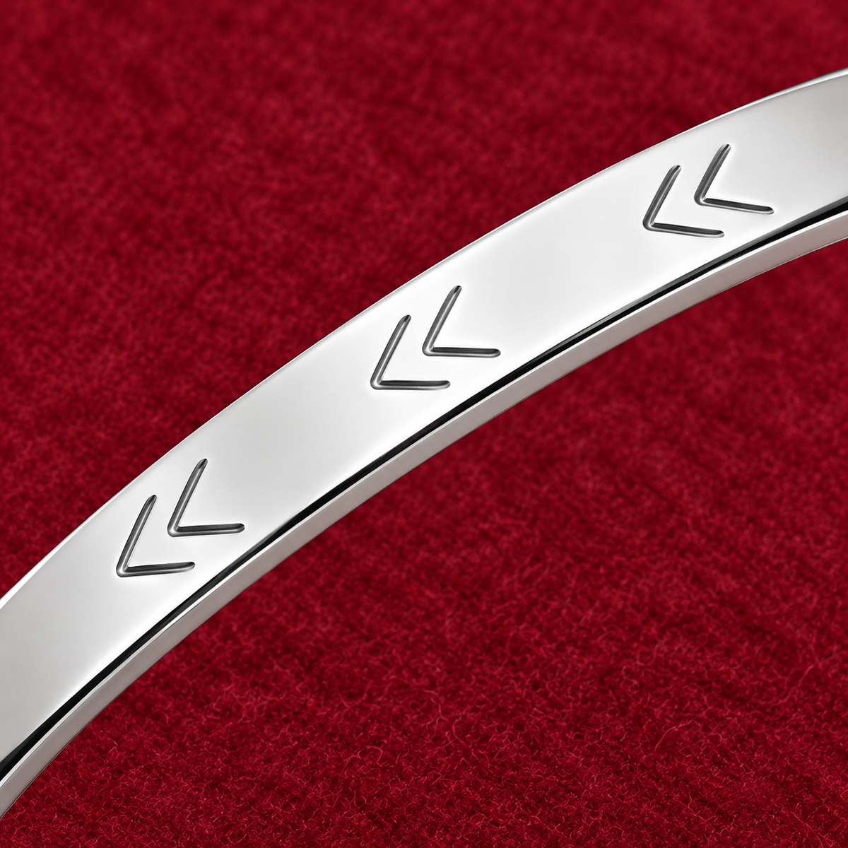 Bracelet jonc ouvert aux chevrons gravés en argent 925 rhodié — zoom de détail sur feutre bordeaux