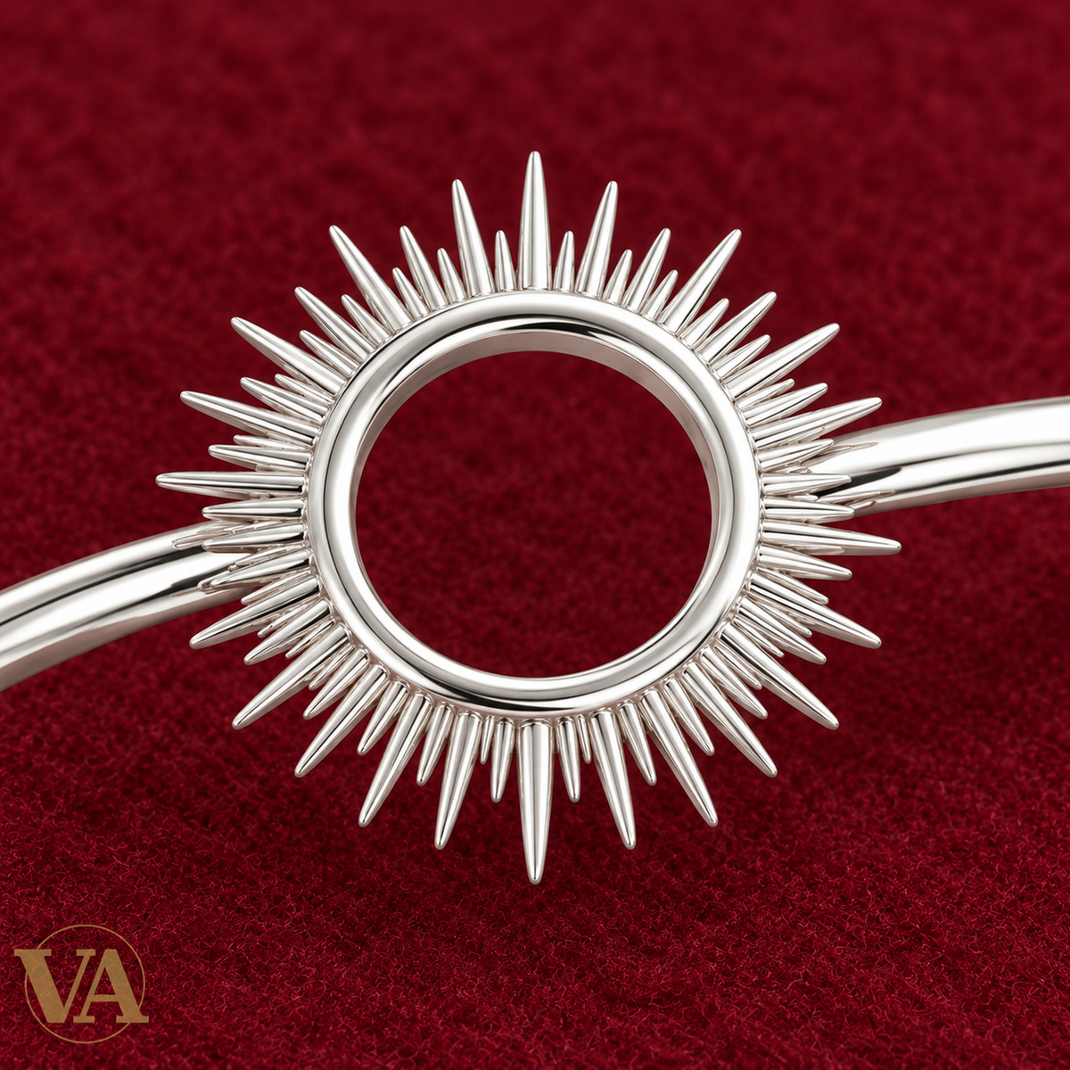 Bracelet jonc au soleil ajouré en argent 925 rhodié — zoom de détail sur feutre bordeaux
