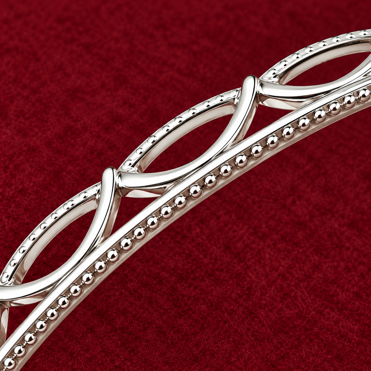 Bracelet jonc aux feuilles ajourées en argent 925 rhodié — zoom de détail sur feutre bordeaux