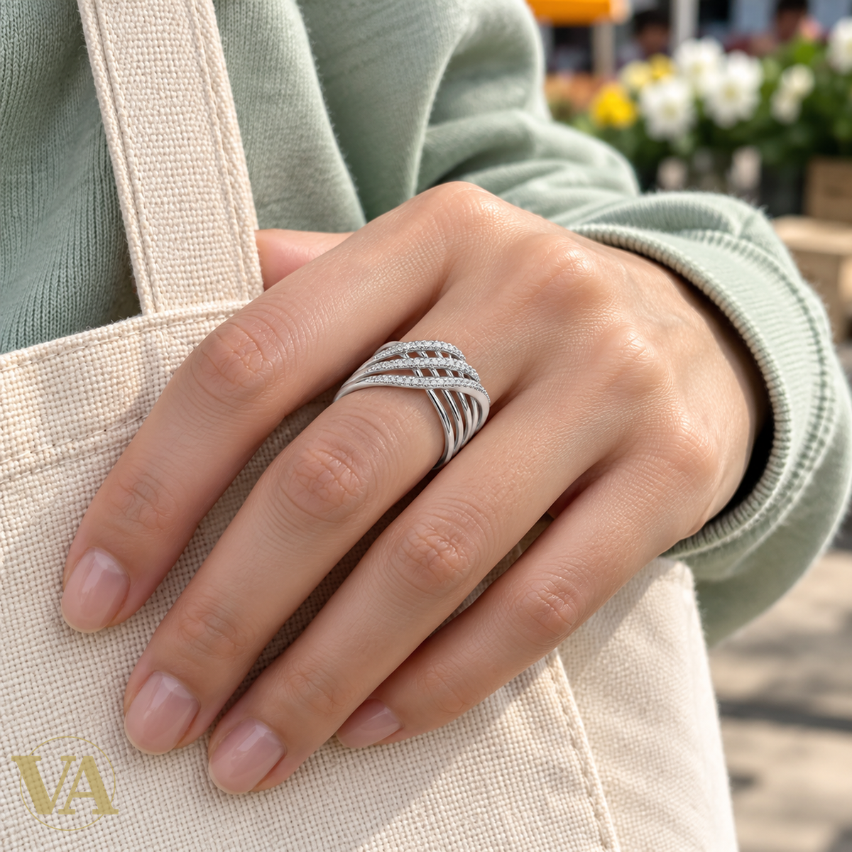 Bague Femme Argent 925 Rhodié – Lignes Ajourées et Zirconium Blanc — gros plan de la bague portée