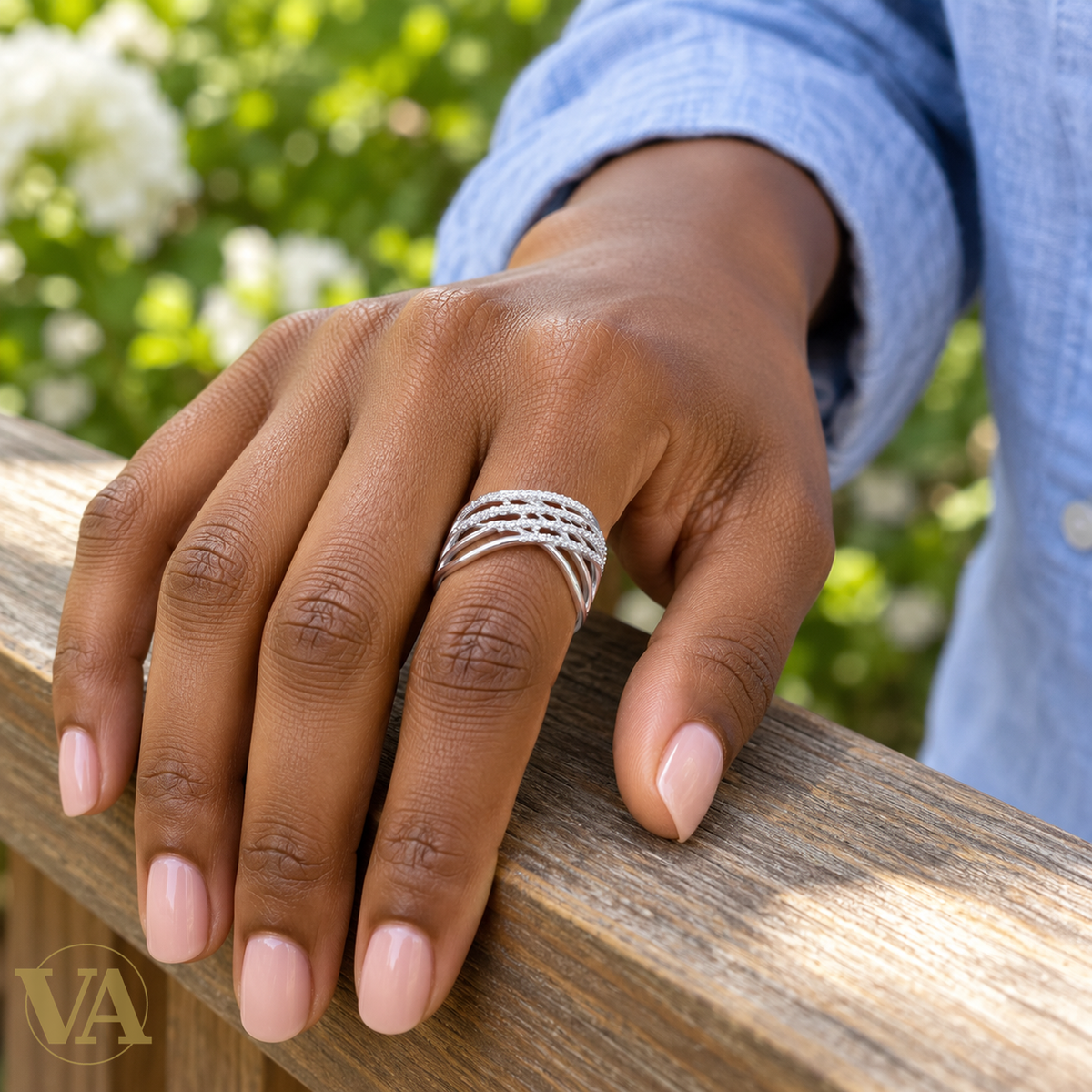Bague Femme Argent 925 Rhodié – Lignes Ajourées et Zirconium Blanc — gros plan de la bague portée