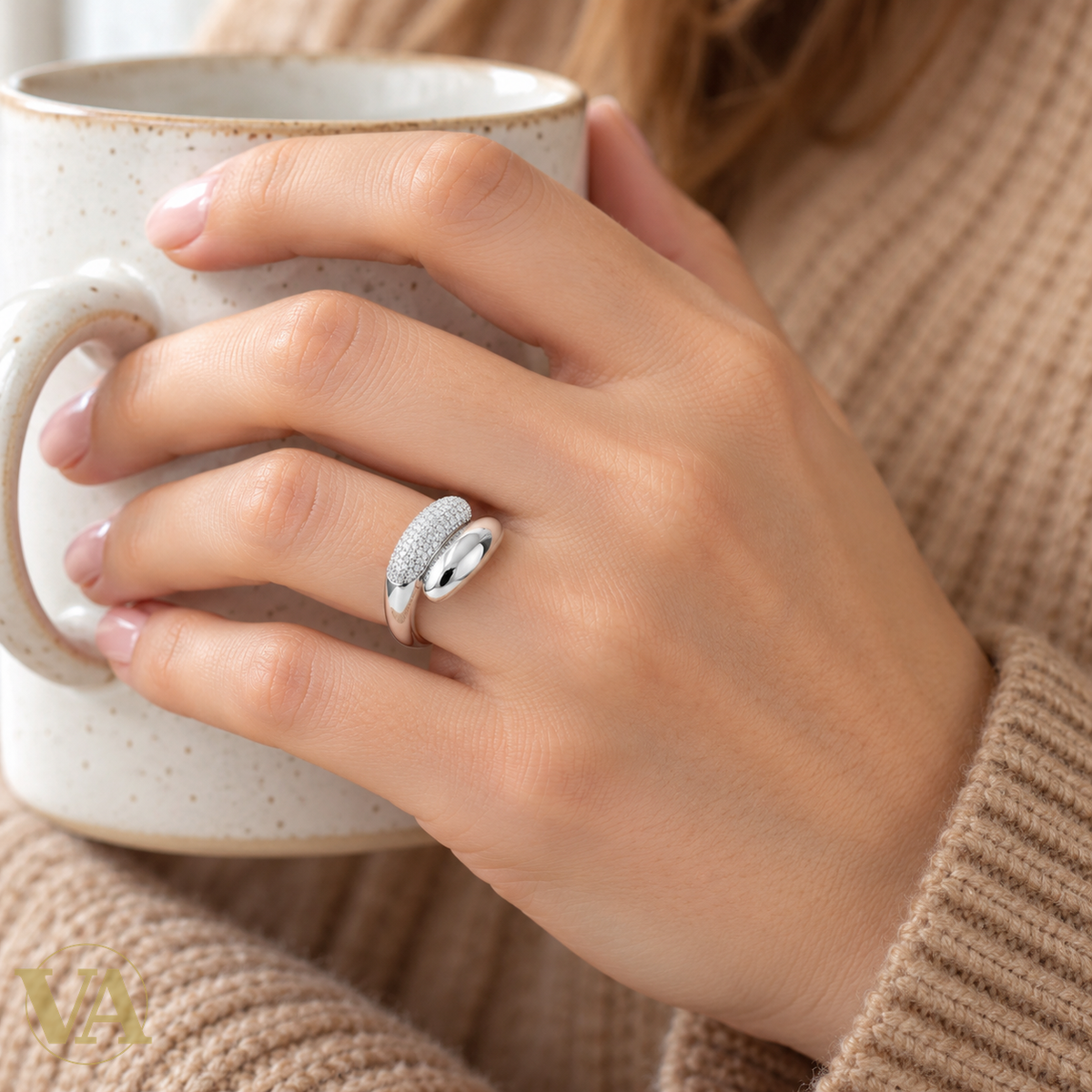 Bague Femme Argent 925 Rhodié – Gouttes Croisées Polie et Pavée — gros plan de la bague portée