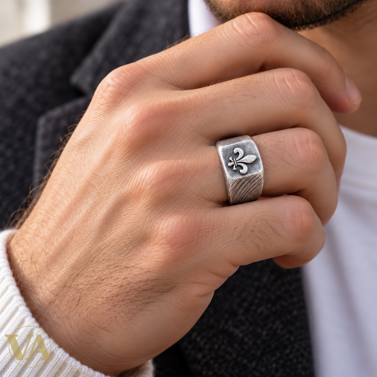 Bague fleur de lys argent 925 — gros plan portée, motif dans le sens du doigt