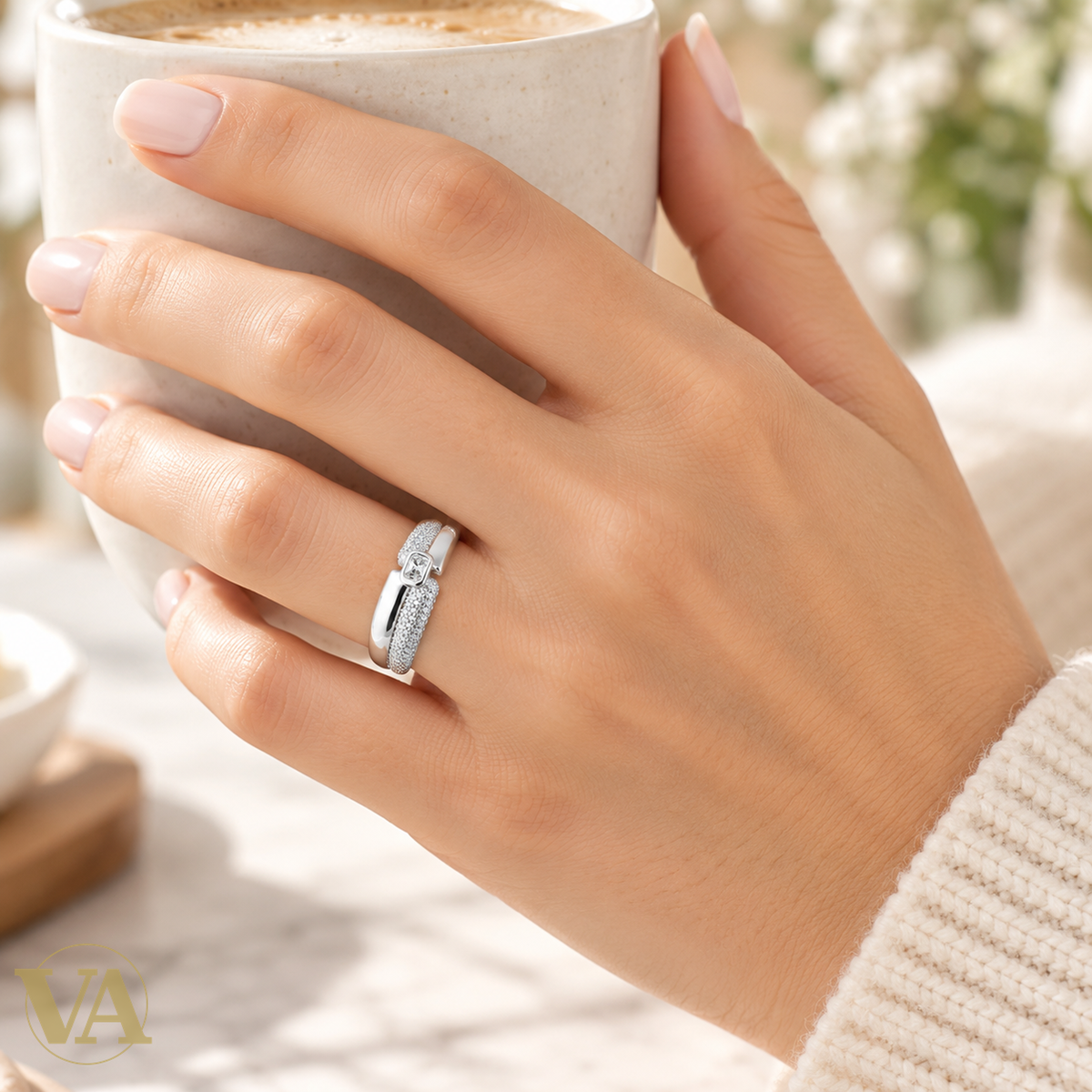 Bague Femme Argent 925 Rhodié – Zirconium Central et Rubans Pavés — nouvelle pose avec une tasse, gros plan sur la main