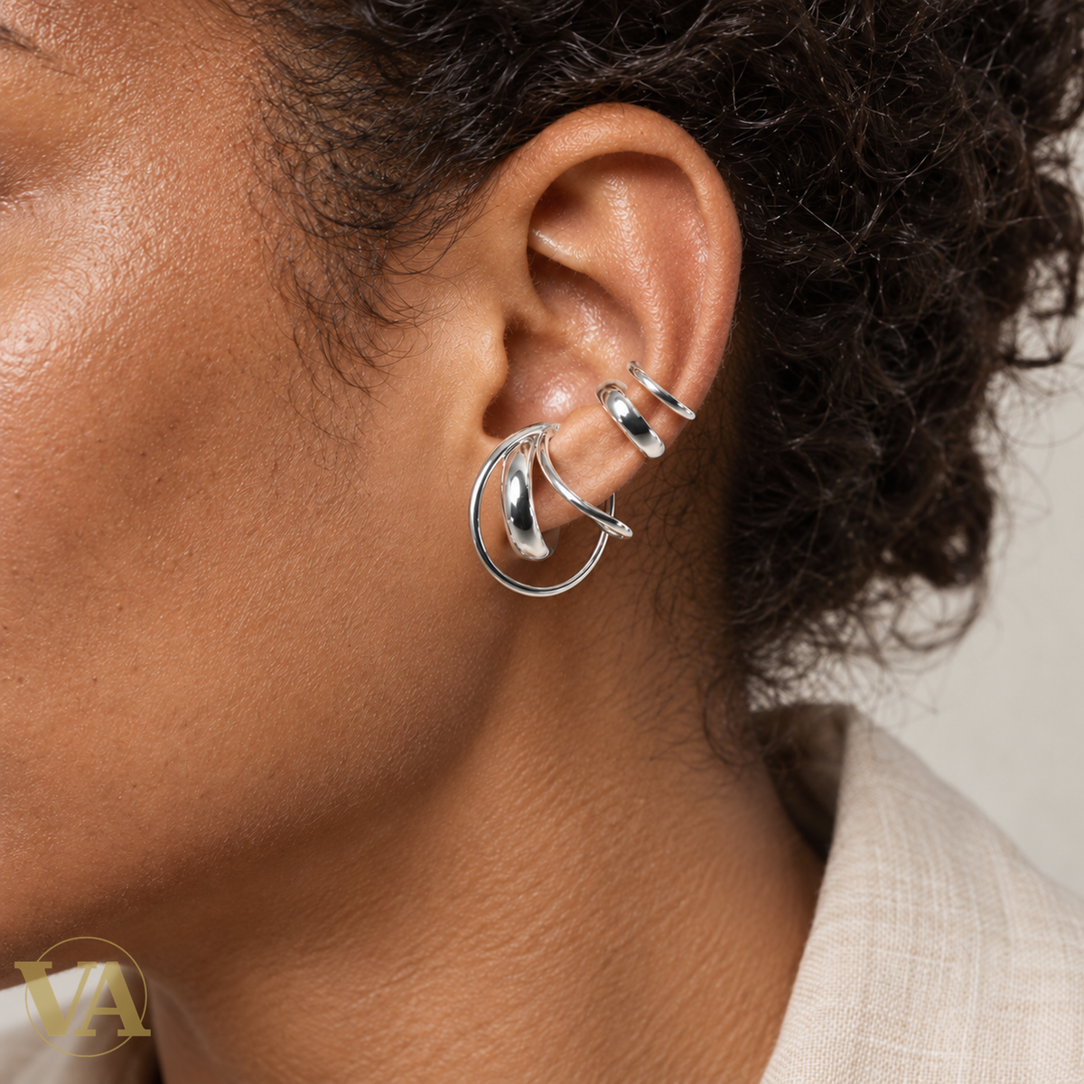 Bijou d’oreille à volutes en argent 925 rhodié, vendu à l’unité — porté
