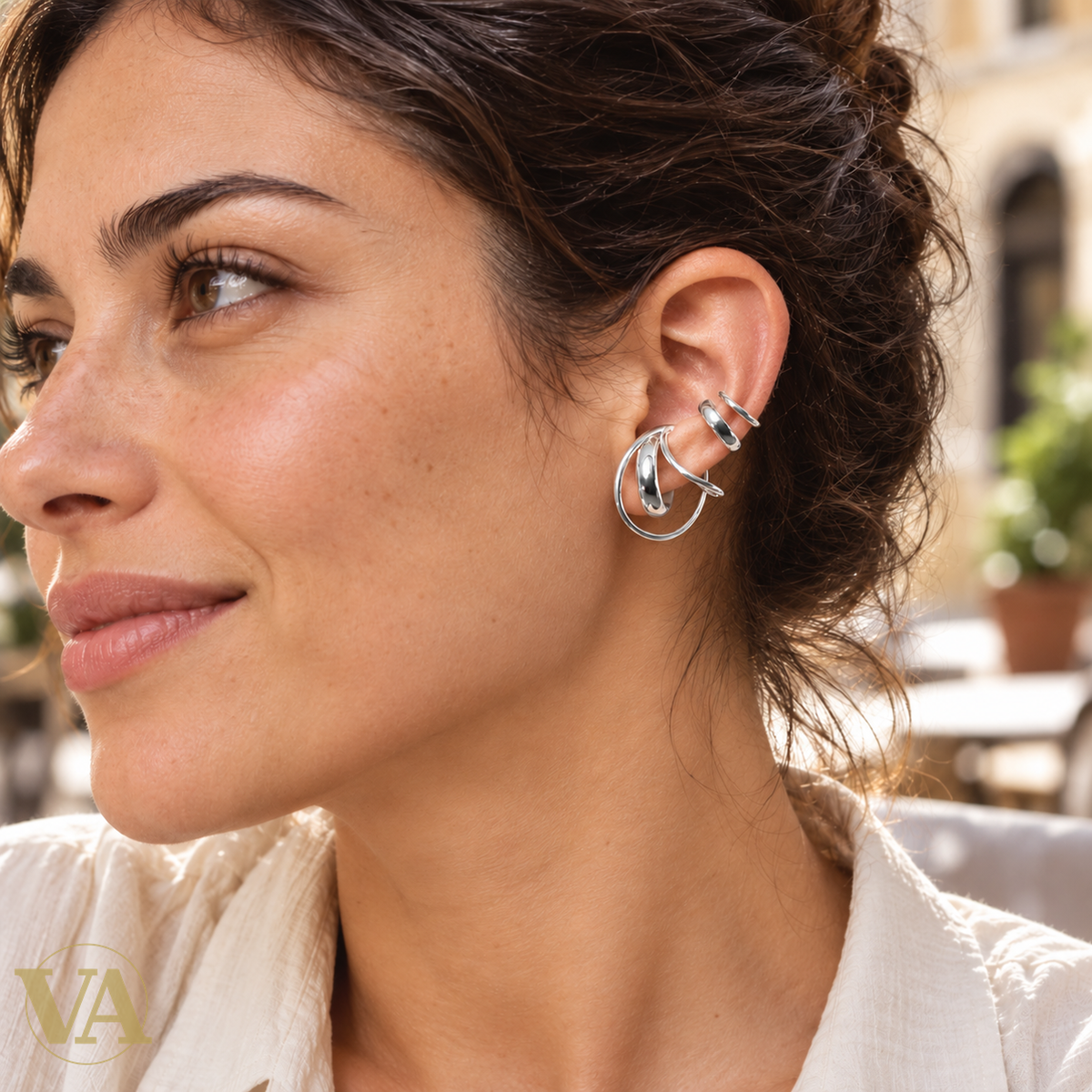 Bijou d’oreille à volutes en argent 925 rhodié, vendu à l’unité — porté