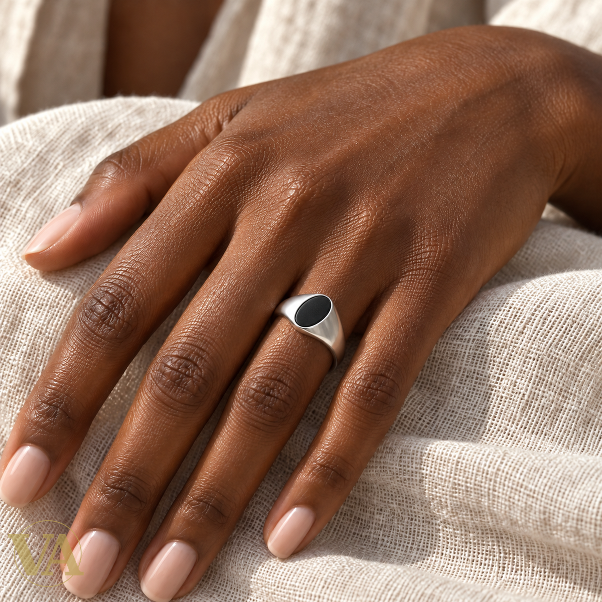 Bague Femme Argent 925 Rhodié – Chevalière Ovale Noire Épurée — porté sur main foncée