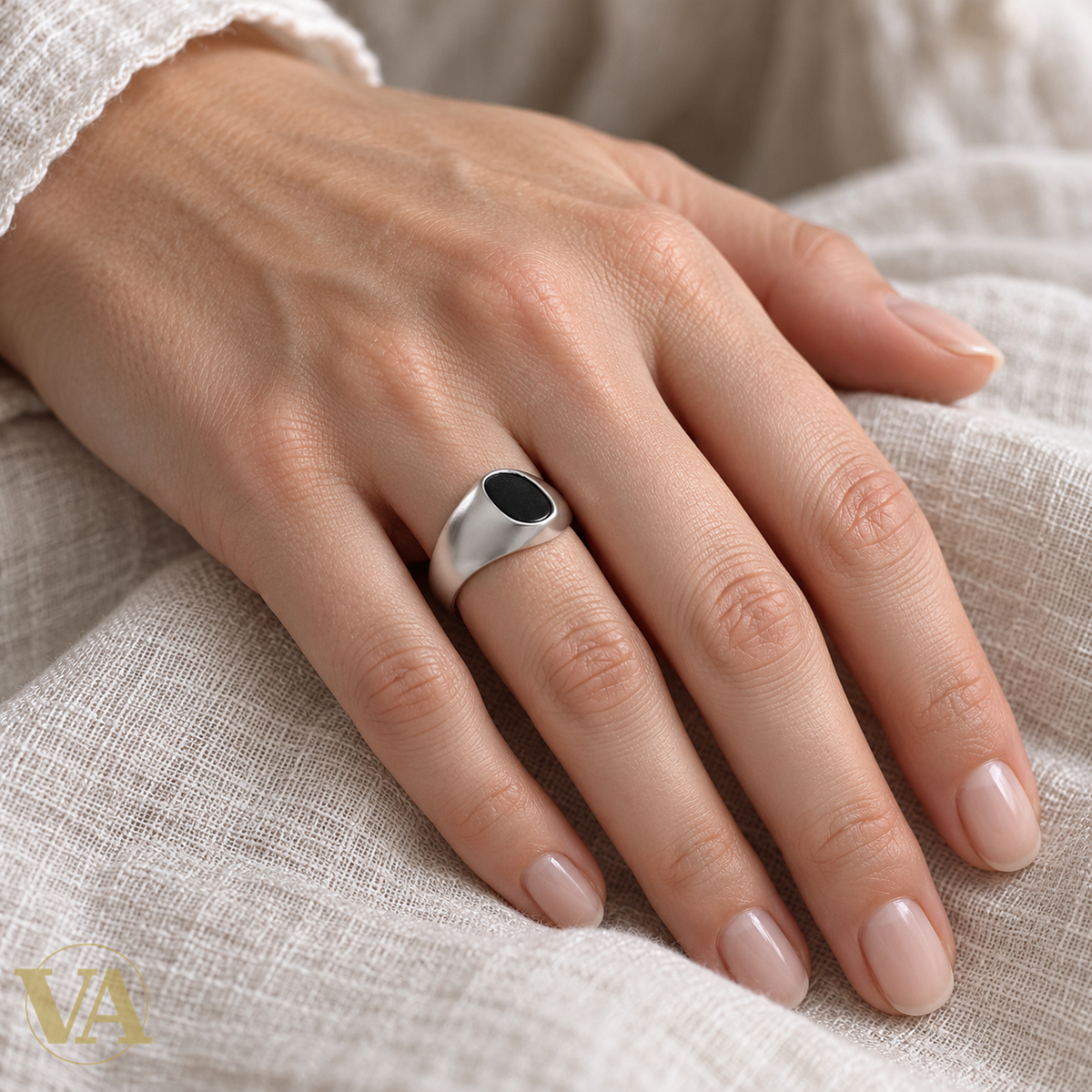 Bague Femme Argent 925 Rhodié – Chevalière Ovale Noire Épurée — porté sur main claire