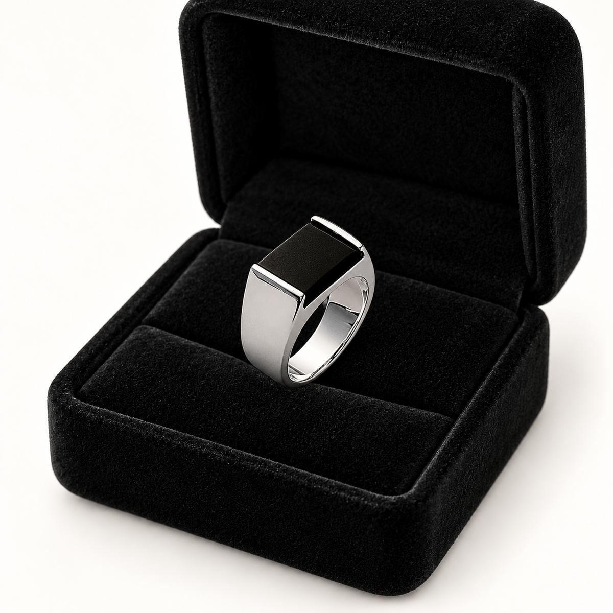 Chevalière homme argent 925 rhodié rectangle noir — présentation dans son écrin — Vindicta